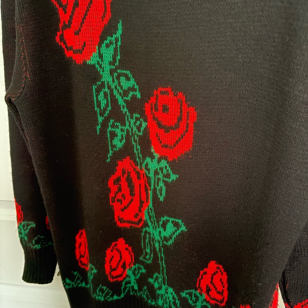 Chic Black Dress with Red Rose Design - Picture 4 of 9